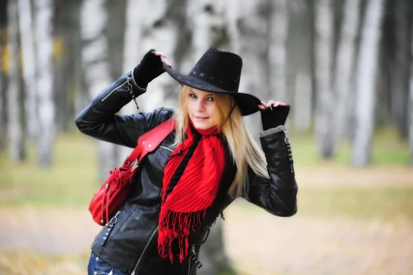 Menina em um chapéu de cowboy preto — Fotografia de Stock