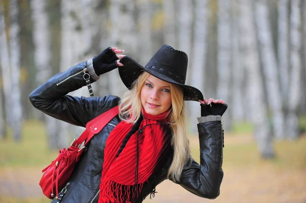 Menina em um chapéu de cowboy preto — Fotografia de Stock