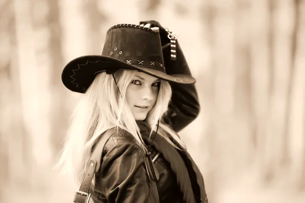 Дівчина в чорному ковбойському капелюсі — стокове фото