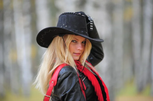 Девушка в ковбойской шляпе — стоковое фото