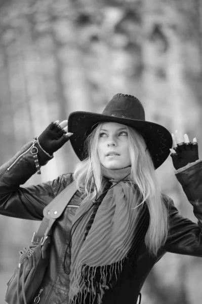 Siyah Kovboy şapkalı kız — Stok fotoğraf