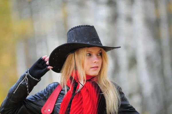 Flicka i en svart cowboyhatt — Stockfoto