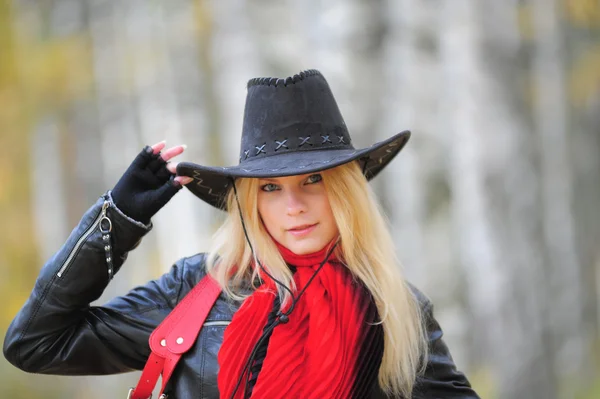 Dziewczyna w czarnych kowbojski kapelusz — Zdjęcie stockowe