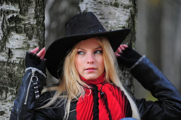 Chica en un sombrero de vaquero negro —  Fotos de Stock