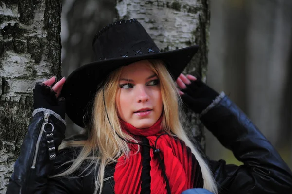 Девушка в чёрной ковбойской шляпе — стоковое фото