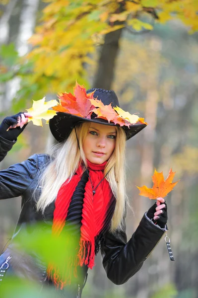 Mladá blondýnka v kovbojském klobouku — Stock fotografie