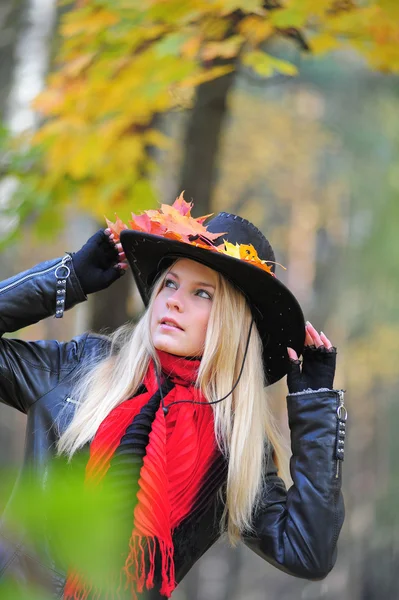 Lány a fekete cowboy kalapban — Stock Fotó