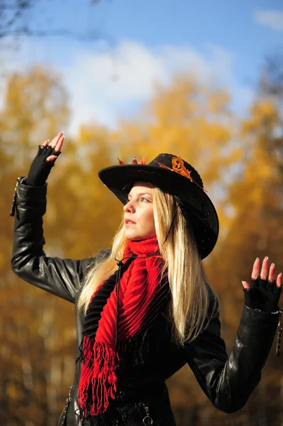 Молода блондинка в ковбойському капелюсі — стокове фото