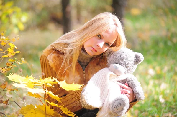Όμορφη κοπέλα με αρκουδάκι — Φωτογραφία Αρχείου
