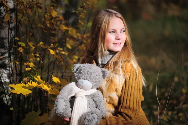Όμορφη κοπέλα με αρκουδάκι — Φωτογραφία Αρχείου