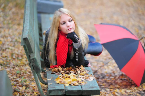 Fiatal gyönyörű lány őszi háttér — Stock Fotó