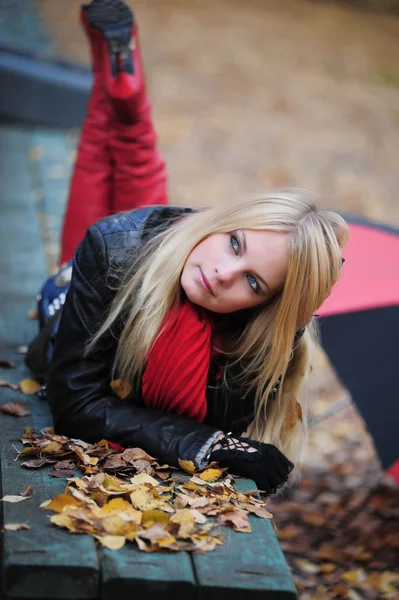 Mooi meisje in herfst achtergrond — Stockfoto