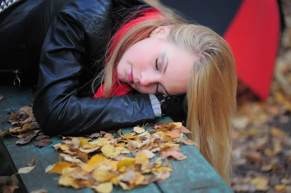秋のバック グラウンドで美しい少女 — ストック写真