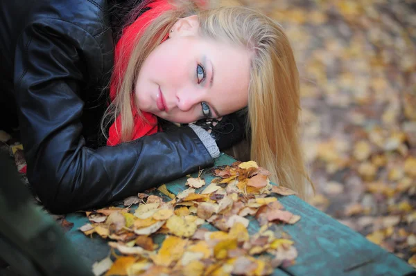 Jovem menina bonita no fundo do outono — Fotografia de Stock