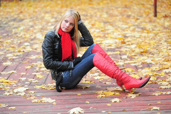 Joven hermosa chica en el fondo de otoño — Foto de Stock