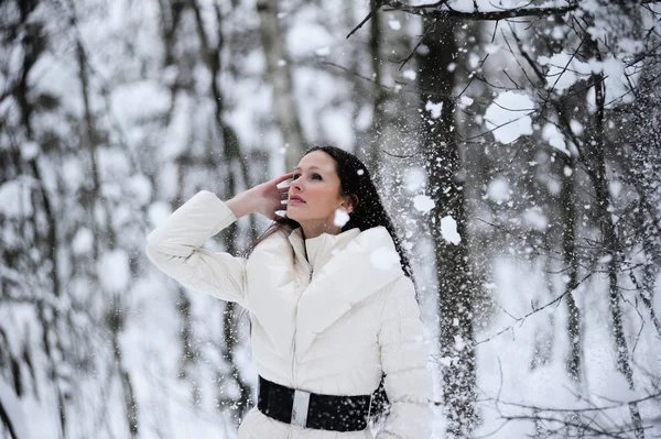 Девушка со снежинками на волосах — стоковое фото