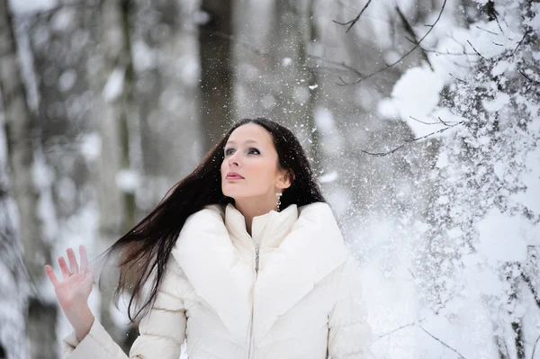 Meisje met sneeuwvlokken op haar haren — Stockfoto