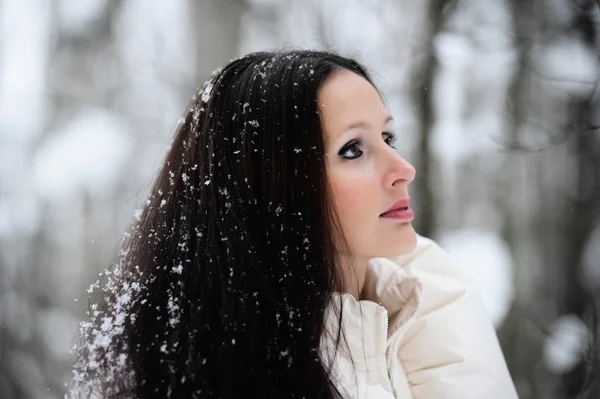 Menina com flocos de neve no cabelo — Fotografia de Stock