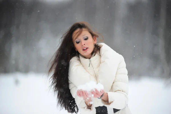 Mooie vrouw in winterpark — Stockfoto
