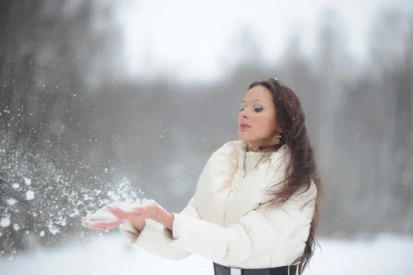 Vacker kvinna i Vinterparken — Stockfoto