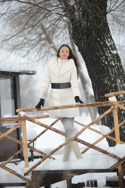 Frau draußen im Schnee — Stockfoto