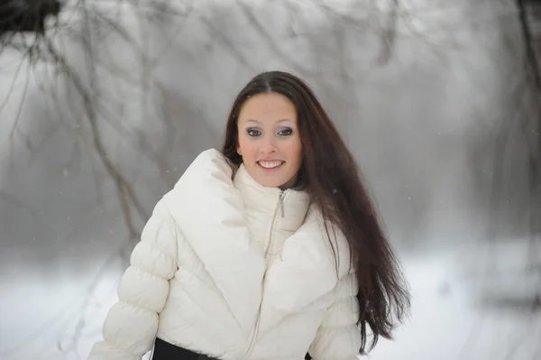 Donna nel parco invernale — Foto Stock