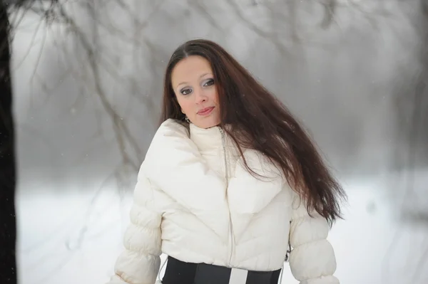 Žena v zimním parku — Stock fotografie