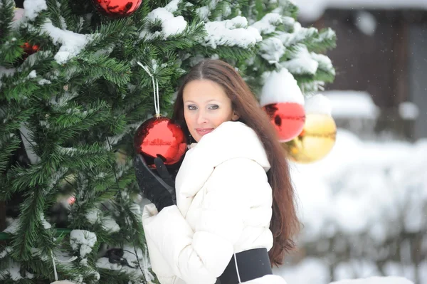 Ragazza in piedi accanto all'albero di Natale — Foto Stock