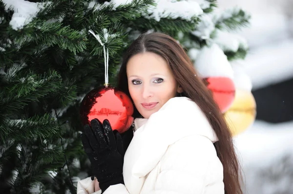 Chica de pie junto al árbol de Navidad — Foto de Stock