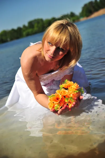 Mariée vêtue d'une robe de mariée dans l'eau — Photo