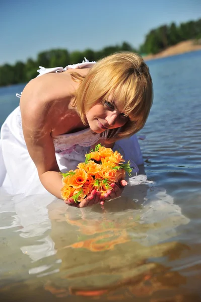 Dívka svatební šaty ve vodě — Stock fotografie