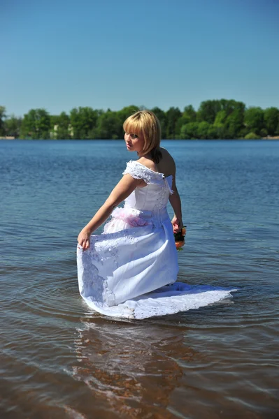 Dziewczyna w sukni ślubnej w wodzie — Zdjęcie stockowe