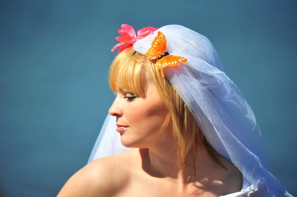 若い花嫁のベールでポーズ — ストック写真