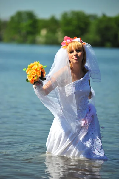 在水中的婚纱中的女孩 — 图库照片