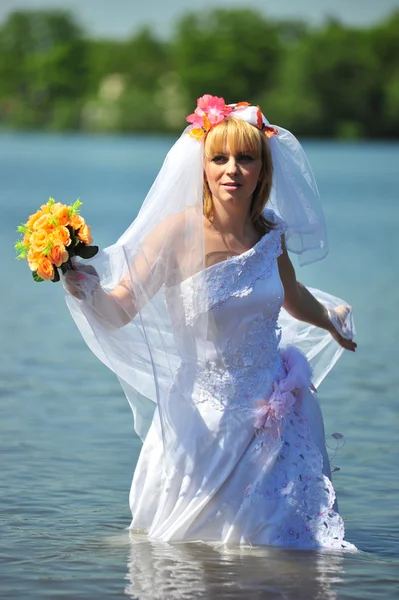Fille dans une robe de mariée dans l'eau — Photo