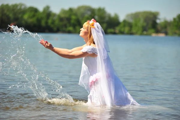 Novia vestida con vestido de novia en agua — Foto de Stock