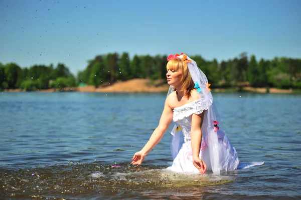 Дівчина у весільній сукні у воді — стокове фото