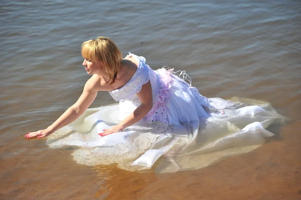 Mädchen im Brautkleid im Wasser — Stockfoto