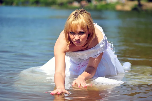 Lány a vízben esküvői ruha — Stock Fotó