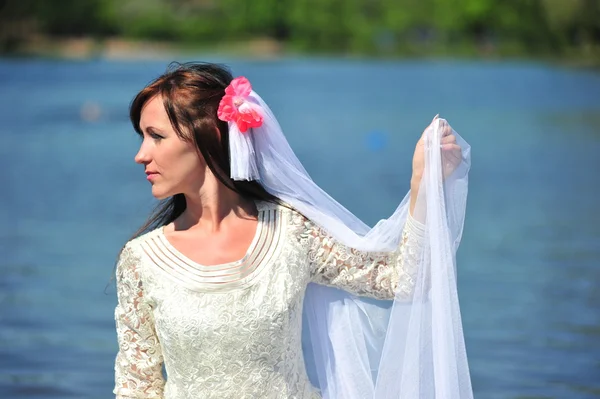 Portrait de la mariée contre le lac — Photo