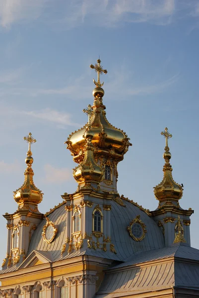 Kostel luxusním paláci v petrodvorets — Stock fotografie