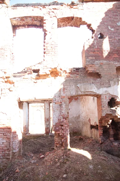 Уничтоженное кирпичное здание — стоковое фото