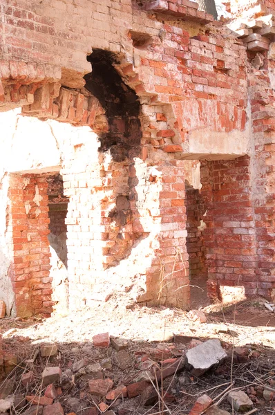Уничтоженное кирпичное здание — стоковое фото