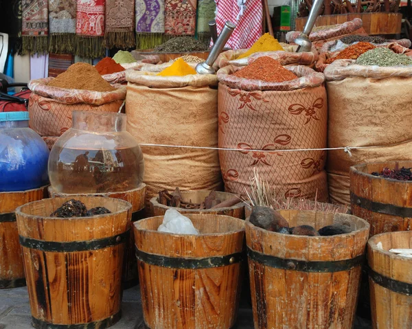 在迪拜，阿拉伯联合酋长国出售阿拉伯文香料 — 图库照片