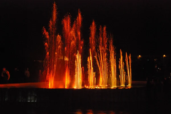 在晚上的明亮和七彩喷泉 — 图库照片