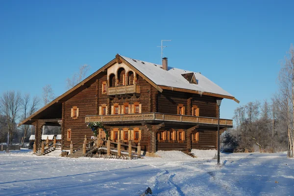Casa rusa de madera en invierno cubierta de nieve — Foto de Stock