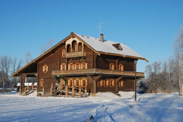 Деревянный русский дом зимой, покрытый снегом — стоковое фото