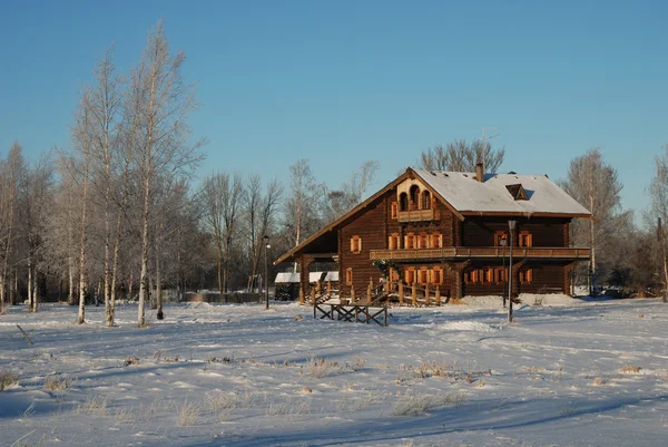 冬に雪で覆われた木製ロシア · ハウス — ストック写真
