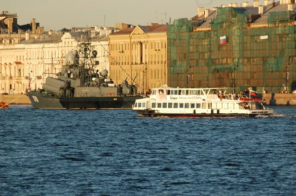 Battleship in Neva river — Stockfoto