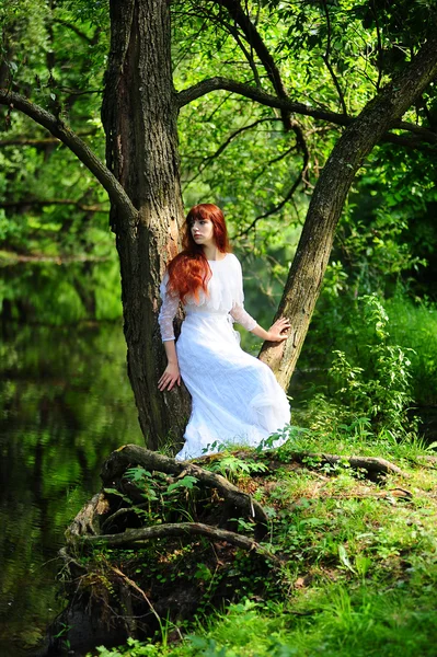 Дівчина в білій сукні — стокове фото